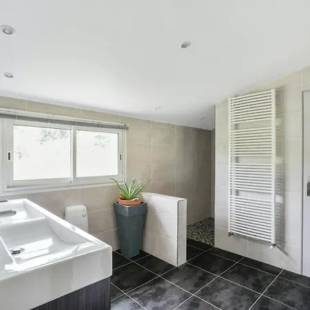Villa Charmante à Sylvestre Sur Lot Avec Piscine Privée
